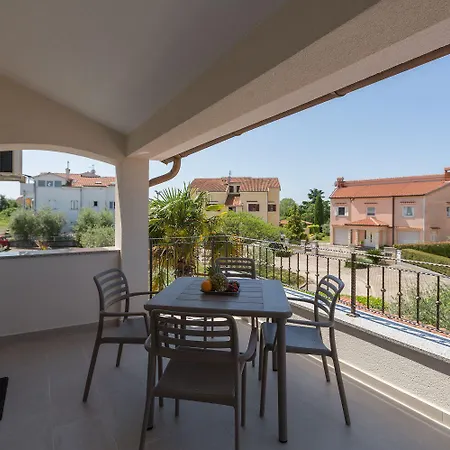 Bezauberndes Mit Grossem Pool, Privatem Balkon, Bbq, Nur 800 Meter Zum * Poreč
