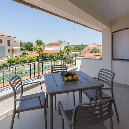 Apartment Bezauberndes Mit Grossem Pool, Privatem Balkon, Bbq, Nur 800 Meter Zum