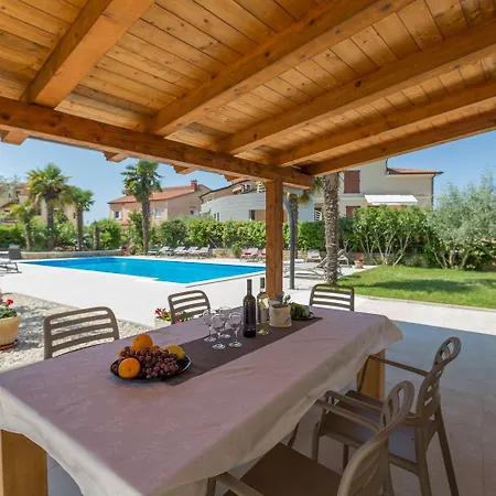 Bezauberndes Mit Grossem Pool, Privatem Balkon, Bbq, Nur 800 Meter Zum