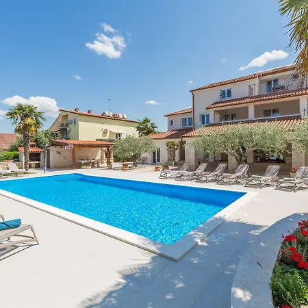 Apartment Bezauberndes Mit Grossem Pool, Privatem Balkon, Bbq, Nur 800 Meter Zum