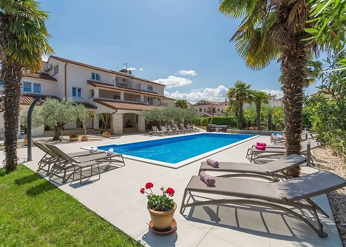 Appartamento Bezauberndes Mit Grossem Pool, Privatem Balkon, Bbq, Nur 800 Meter Zum Porec