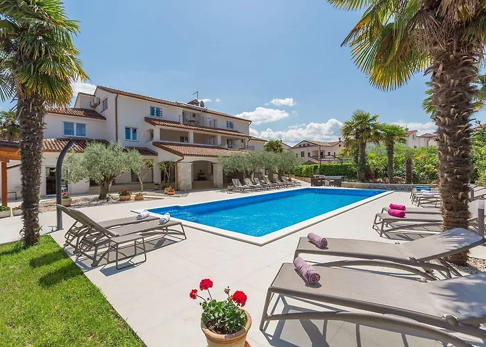 Bezauberndes Mit Grossem Pool, Privatem Balkon, Bbq, Nur 800 Meter Zum Porec