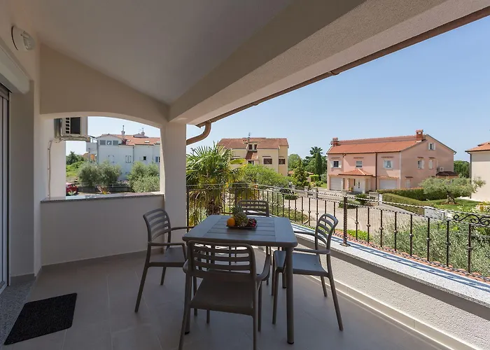Bezauberndes Mit Grossem Pool, Privatem Balkon, Bbq, Nur 800 Meter Zum * Porec