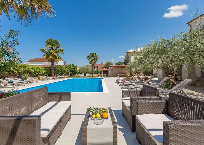 Bezauberndes Mit Grossem Pool, Privatem Balkon, Bbq, Nur 800 Meter Zum * Porec