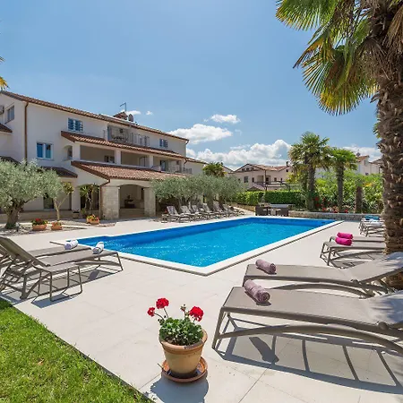 Apartment Bezauberndes Mit Grossem Pool, Privatem Balkon, Bbq, Nur 800 Meter Zum Porec