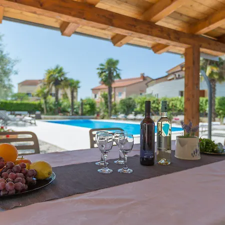 Bezauberndes Mit Grossem Pool, Privatem Balkon, Bbq, Nur 800 Meter Zum * Porec