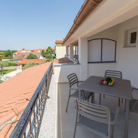 Апартаменти Bezauberndes Mit Grossem Pool, Privatem Balkon, Bbq, Nur 800 Meter Zum *