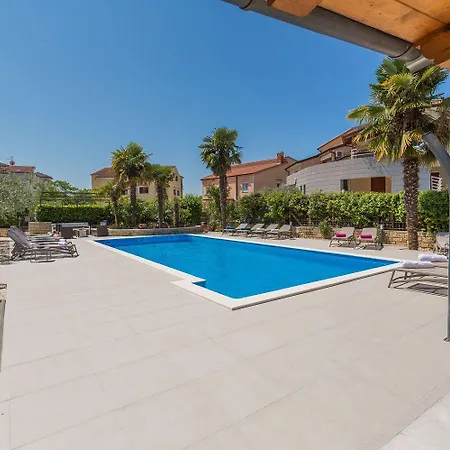 Bezauberndes Mit Grossem Pool, Privatem Balkon, Bbq, Nur 800 Meter Zum Apartment Porec