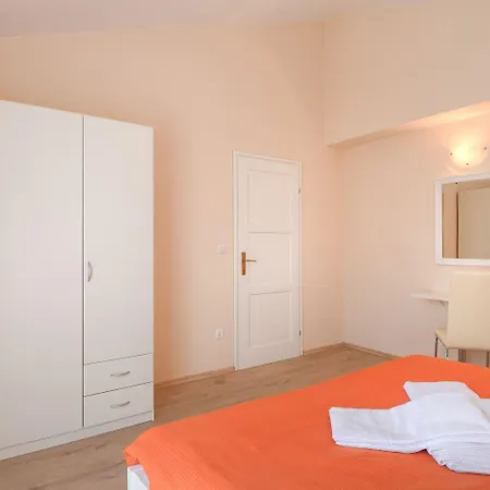 Bezauberndes Mit Grossem Pool, Privatem Balkon, Bbq, Nur 800 Meter Zum Апартаменти