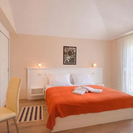 Bezauberndes Mit Grossem Pool, Privatem Balkon, Bbq, Nur 800 Meter Zum Porec