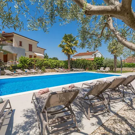 Bezauberndes Mit Grossem Pool, Privatem Balkon, Bbq, Nur 800 Meter Zum Апартаменти Пореч