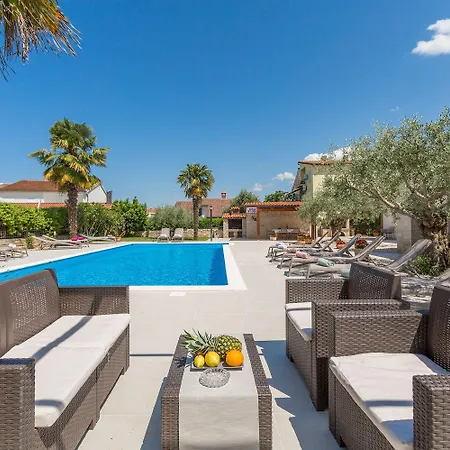 Bezauberndes Mit Grossem Pool, Privatem Balkon, Bbq, Nur 800 Meter Zum * Porec