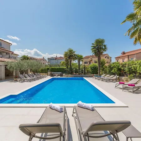 Апартаменти Bezauberndes Mit Grossem Pool, Privatem Balkon, Bbq, Nur 800 Meter Zum *