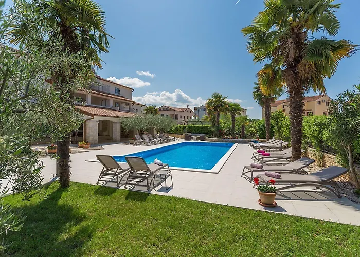 Bezauberndes Mit Grossem Pool, Privatem Balkon, Bbq, Nur 800 Meter Zum Lejlighed Poreč