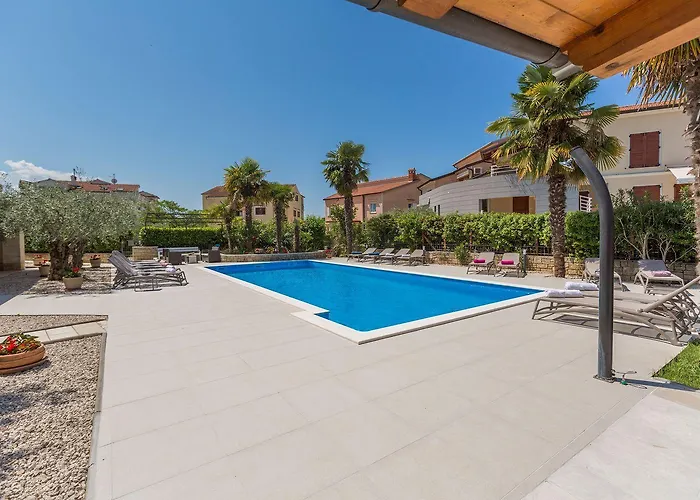 Bezauberndes Mit Grossem Pool, Privatem Balkon, Bbq, Nur 800 Meter Zum Lejlighed Poreč