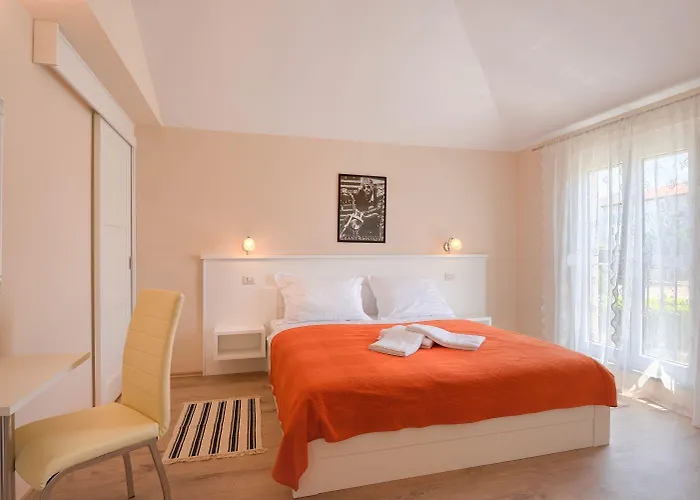 Bezauberndes Mit Grossem Pool, Privatem Balkon, Bbq, Nur 800 Meter Zum Poreč
