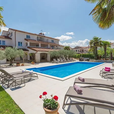 Bezauberndes Mit Grossem Pool, Privatem Balkon, Bbq, Nur 800 Meter Zum Poreč