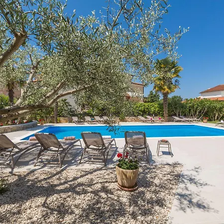 Apartmán Bezauberndes Mit Grossem Pool, Privatem Balkon, Bbq, Nur 800 Meter Zum