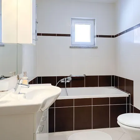 Apartmán Bezauberndes Mit Grossem Pool, Privatem Balkon, Bbq, Nur 800 Meter Zum Poreč