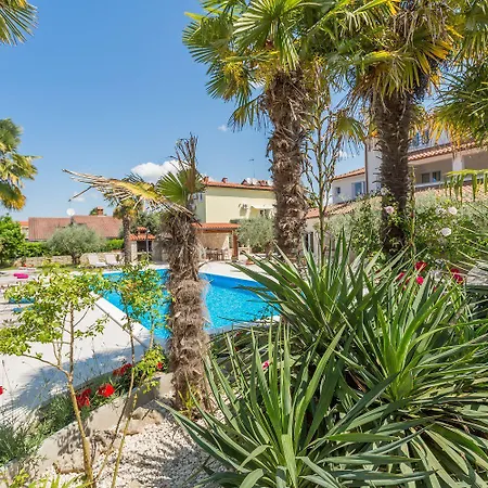 Bezauberndes Mit Grossem Pool, Privatem Balkon, Bbq, Nur 800 Meter Zum Poreč