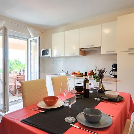 Apartmán Bezauberndes Mit Grossem Pool, Privatem Balkon, Bbq, Nur 800 Meter Zum Poreč